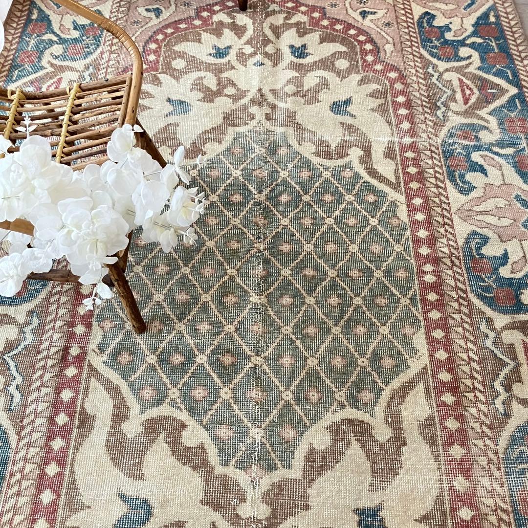 貴重129×180くすみピンク　ペパーミント　カフェラテ　トルコヴィンテージラグ