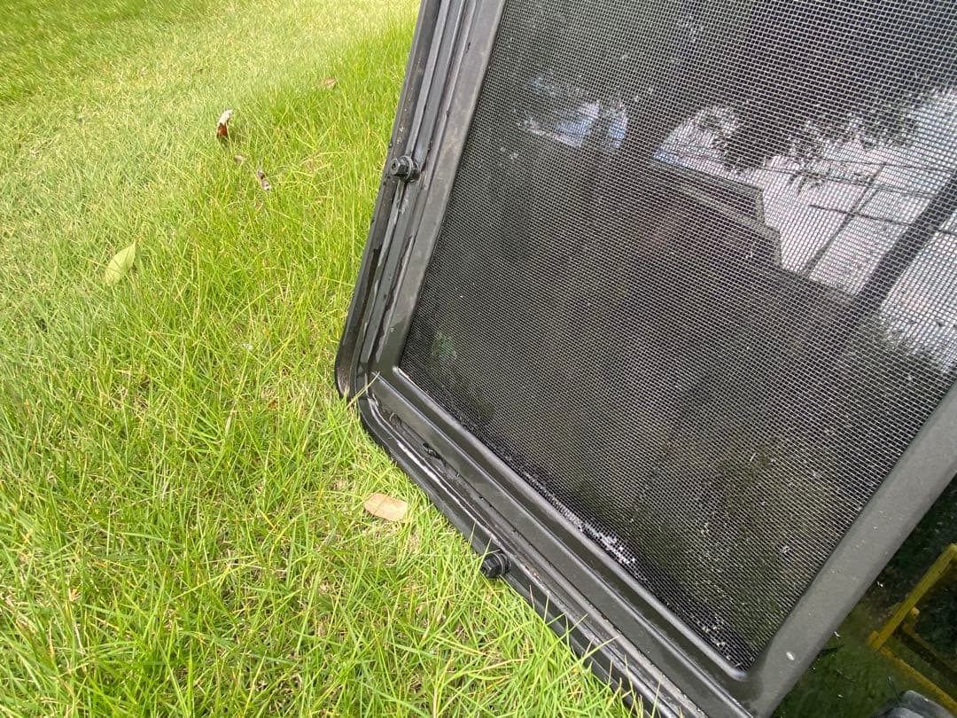 フォルクスワーゲン・ユーロバン　ウェストファリア用の右スライドドアの窓ガラス