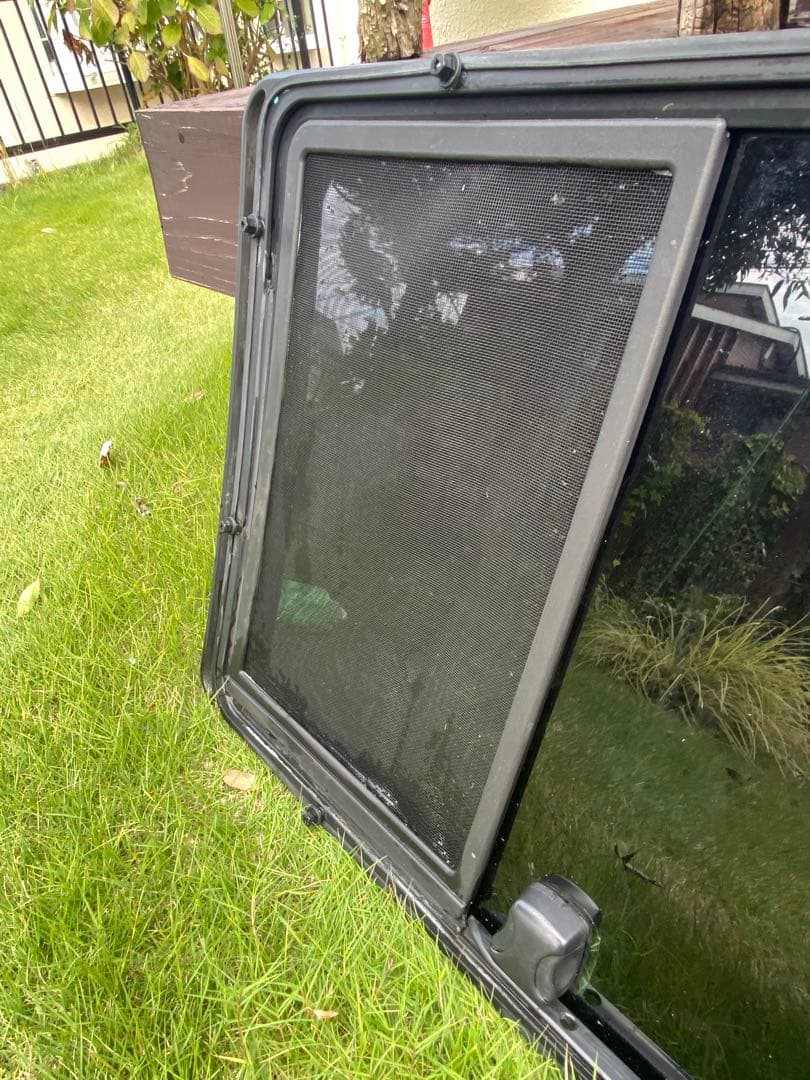 フォルクスワーゲン・ユーロバン　ウェストファリア用の右スライドドアの窓ガラス