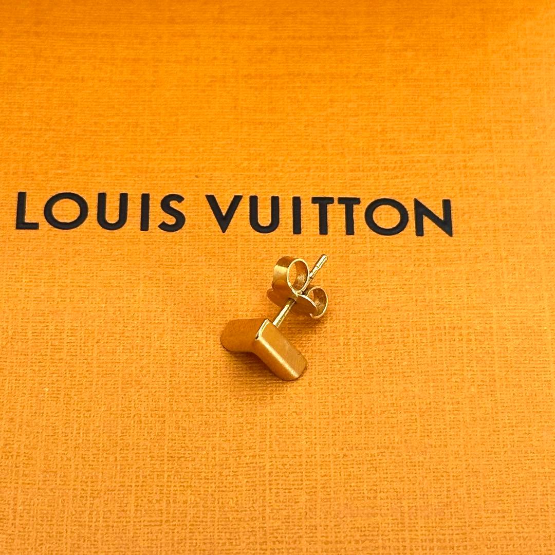 希少✨LOUISVUITTON エッセンシャル　V ピアス　ゴールド　刻印