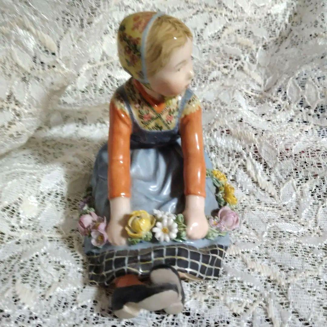 ロイヤルコペン　フィギュリン陶磁器花飾り持つ人形