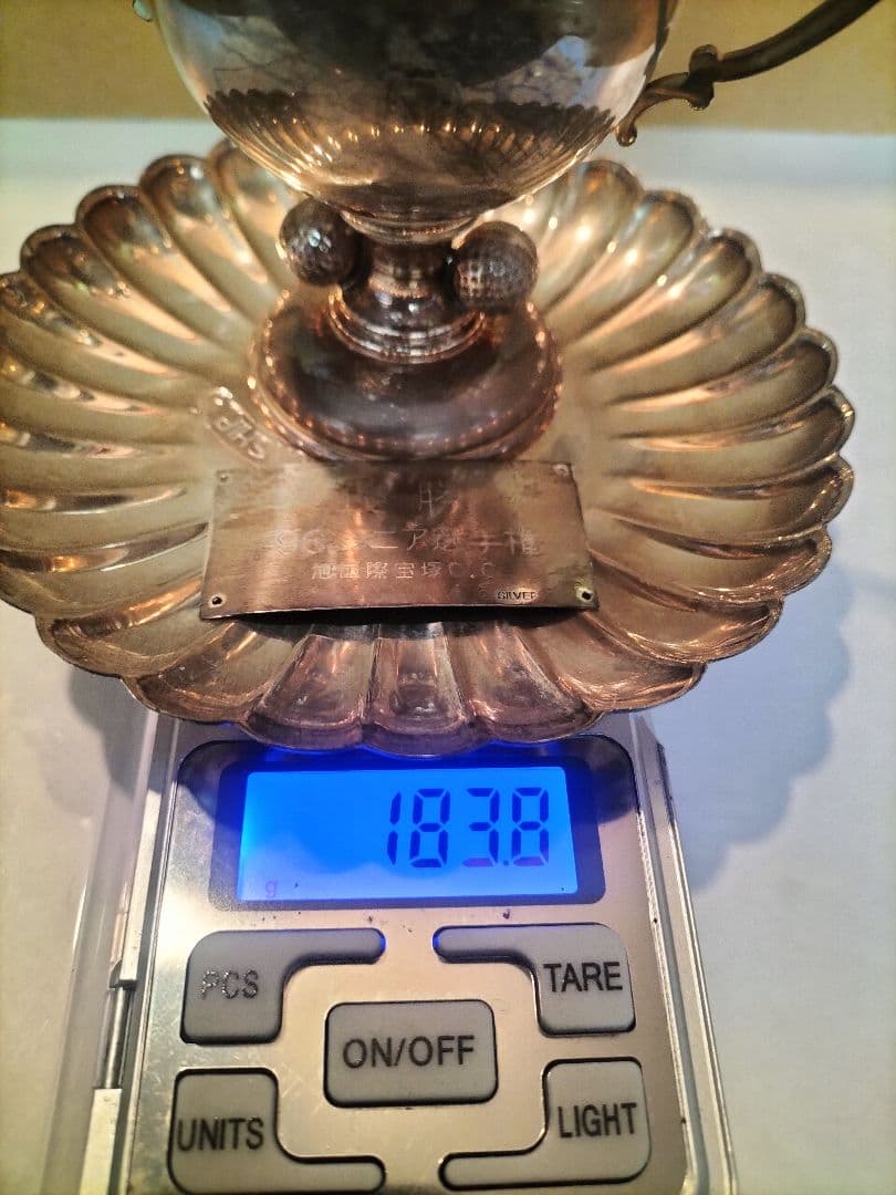 銀製トロフィーと花弁型皿セット