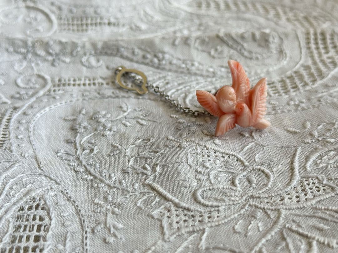 桃珊瑚 寄り添う鳥たち 二羽 小鳥 ブローチ ピンブローチ 天然珊瑚 サンゴ