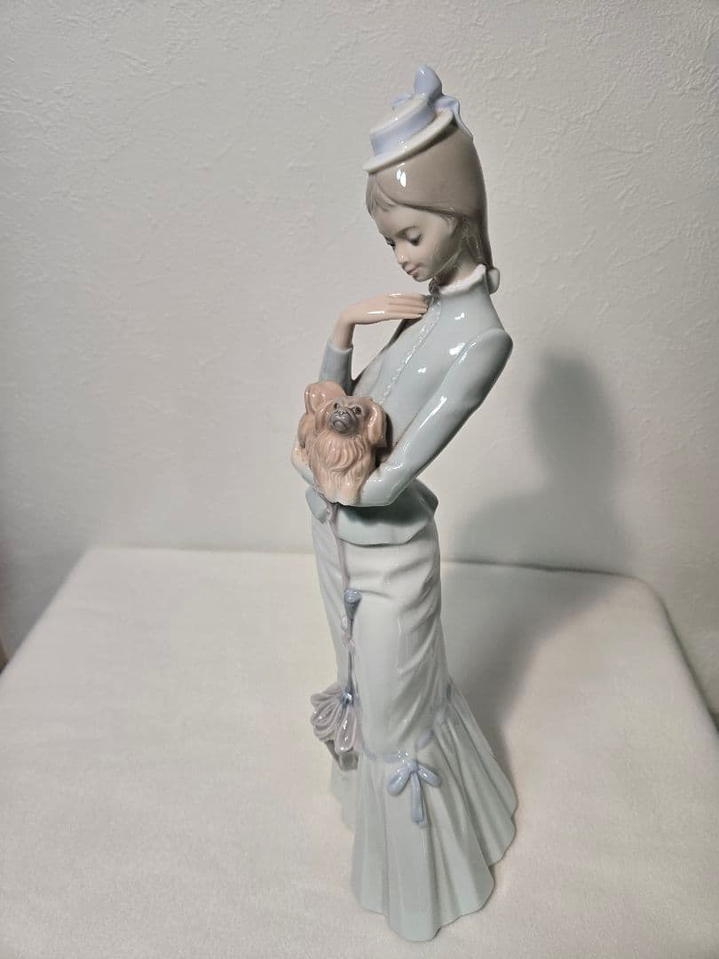 LLADRO 置物 リヤドロ 4893 仔犬とお散歩　仔犬を抱く貴婦人
