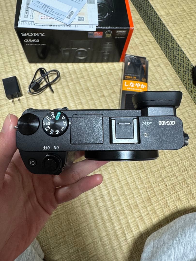 SONY α6400 ミラーレス一眼 + レンス sigma 16mm f1.4