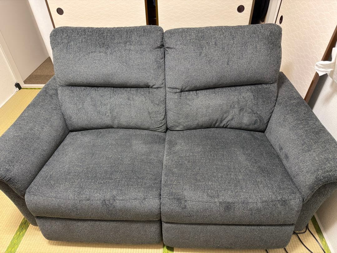 リクライニング機能付きグレー2人掛けソファ
