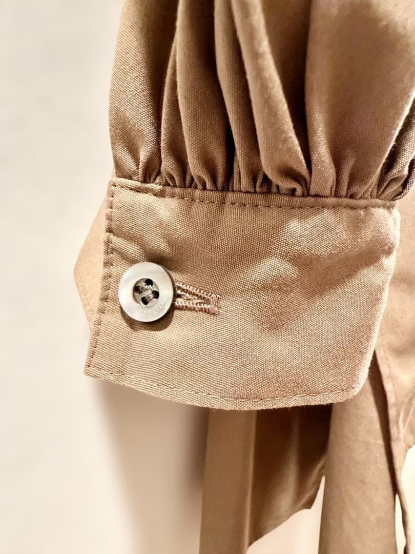 LE PHIL ルフィル タイプライターギャザーブラウス　モカ