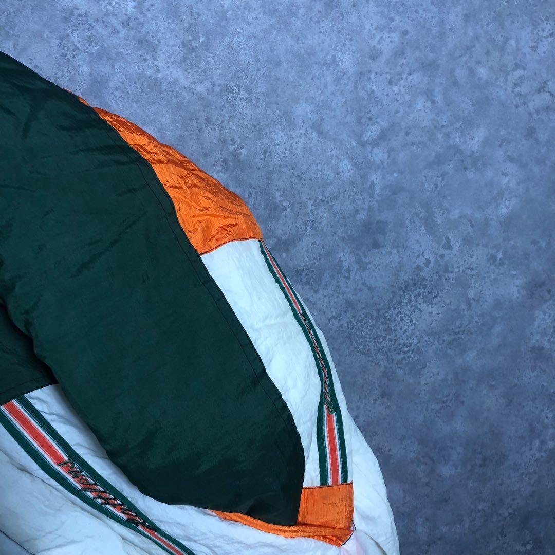 中綿 ナイロンジャケット 背面刺繍デザイン 袖ライン キルティング オフホワイト