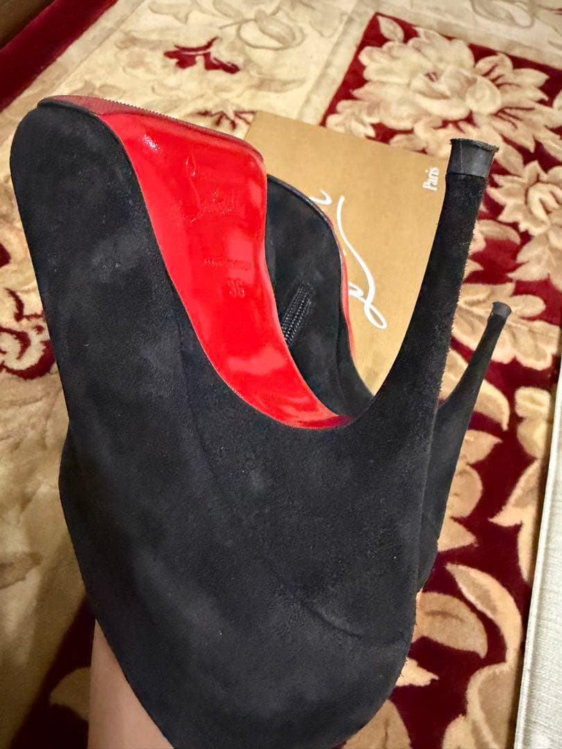 Christian Louboutin 黒スエードアンクルブーツ