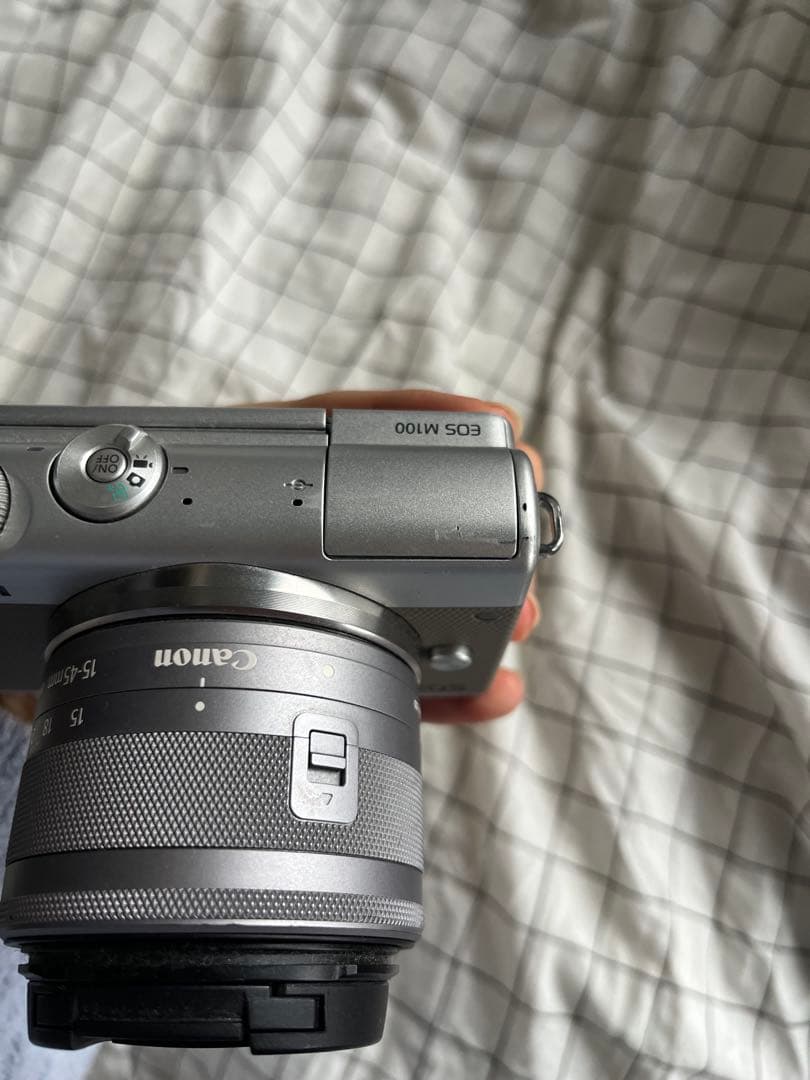 【最安値】Canon EOS M100 グレー 15-45mmレンズ付き