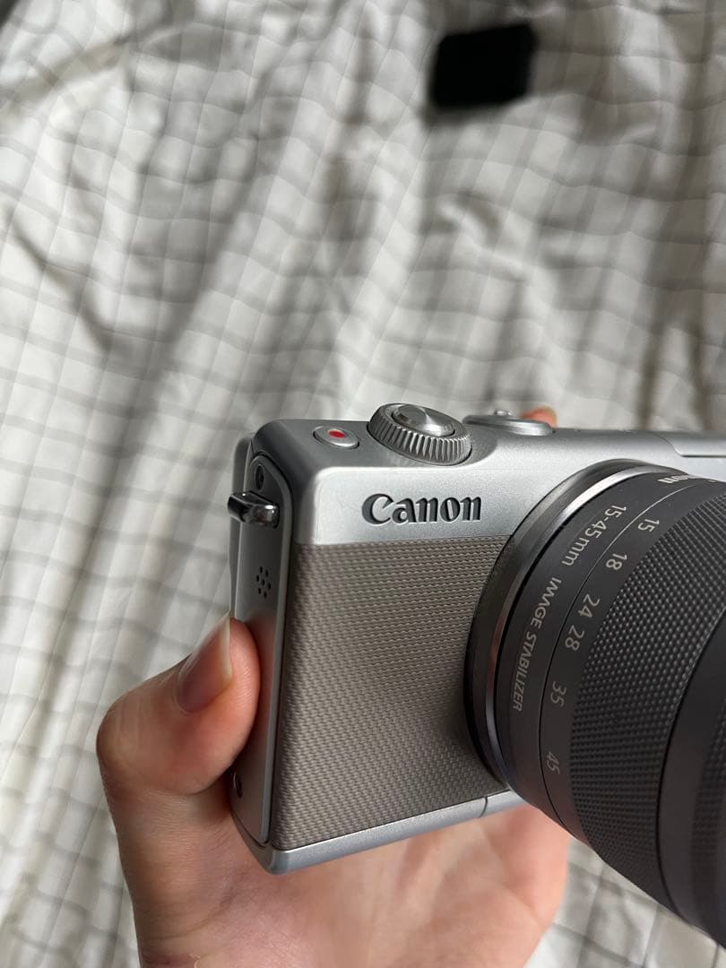 【最安値】Canon EOS M100 グレー 15-45mmレンズ付き