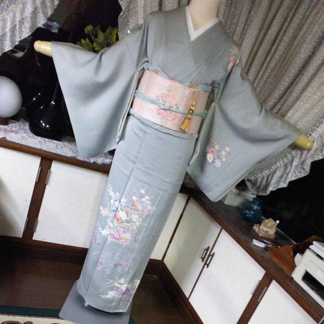 灰水色の綸子地に美しい花が咲く正絹訪問着です