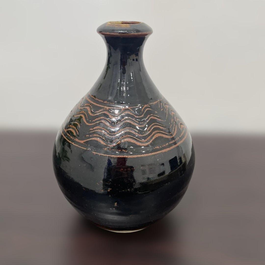 黒色波模様陶器花瓶