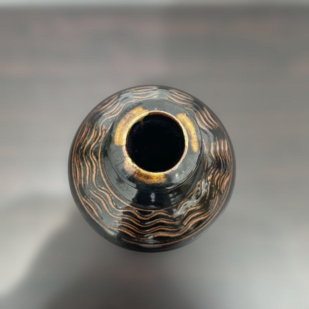 黒色波模様陶器花瓶