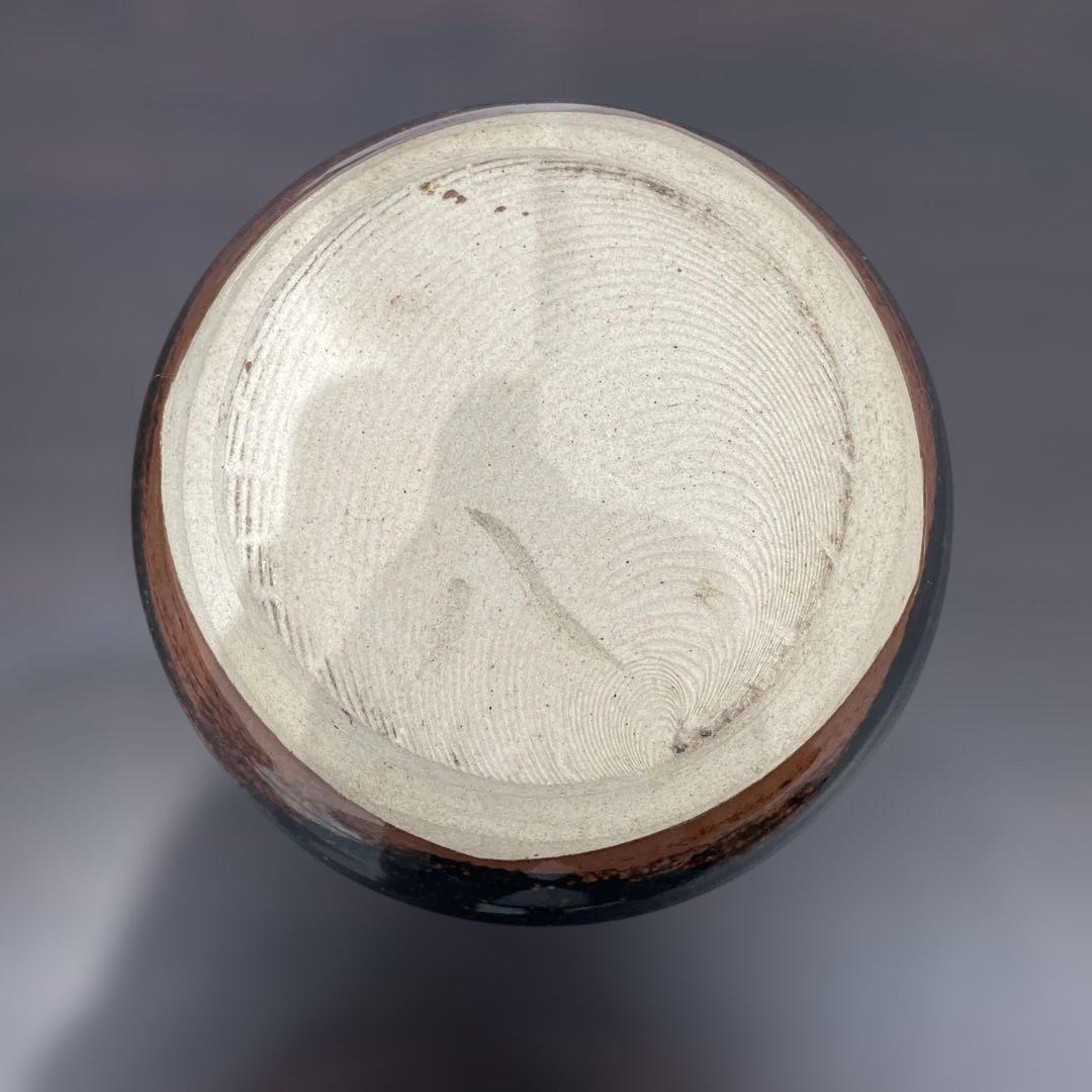 黒色波模様陶器花瓶