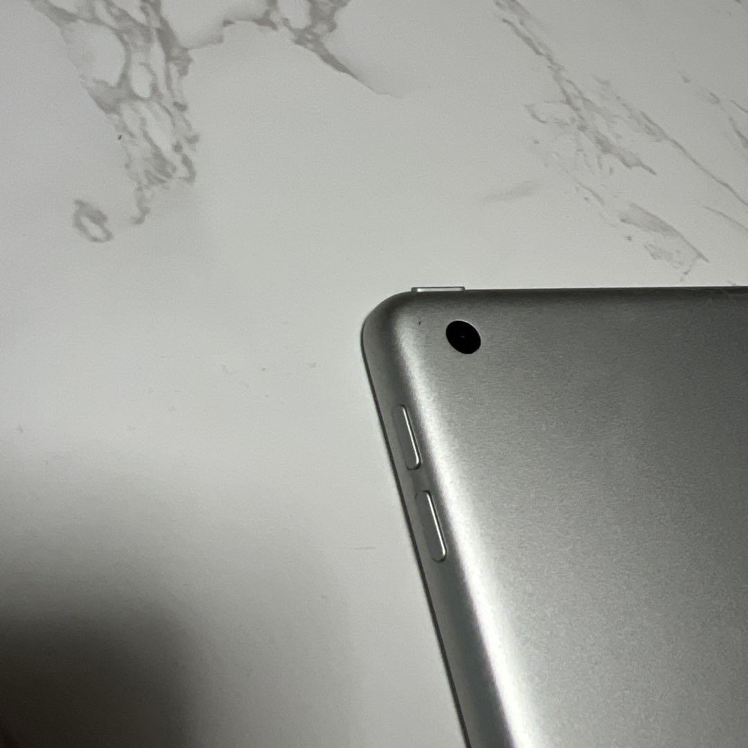 Apple iPad 第8世代 シルバー 128GB