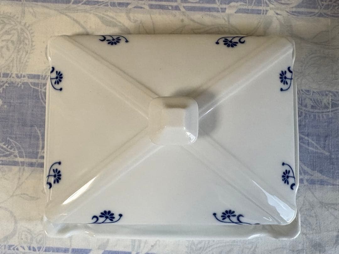 陶器　バターケース 白地に藍　セラミックバターディッシュ　北欧系