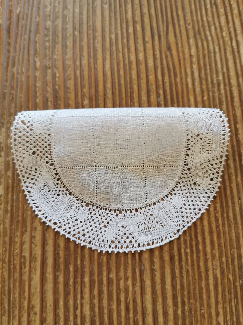 アンティークフランダースレース 花頭を垂れた薔薇 目抜き透かし格子刺繍 ドイリー