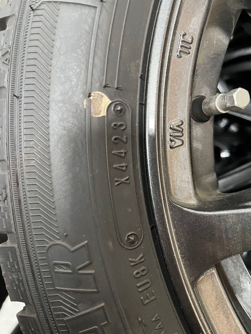 フォルクスワーゲン　ゴルフ7 中古スタッドレスタイヤ　2023年製9部山バリ溝