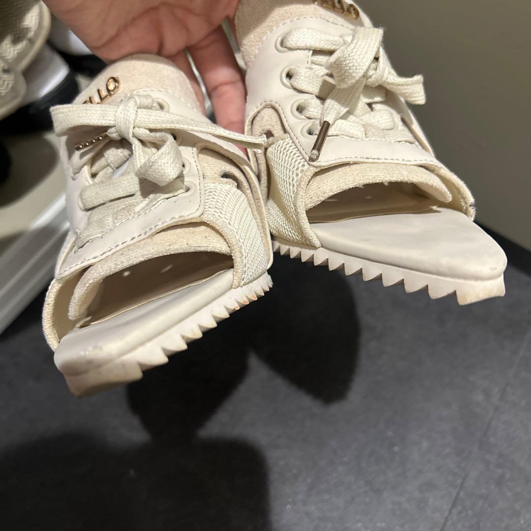 YELLO アイボリー オープントゥサンダル