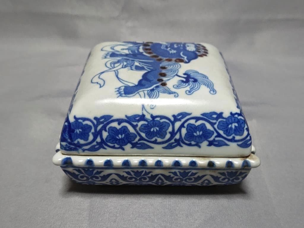 旧家蔵出し　清時代　「大清乾隆年製」在銘　青花獅子文盒子　見込み:唐子図