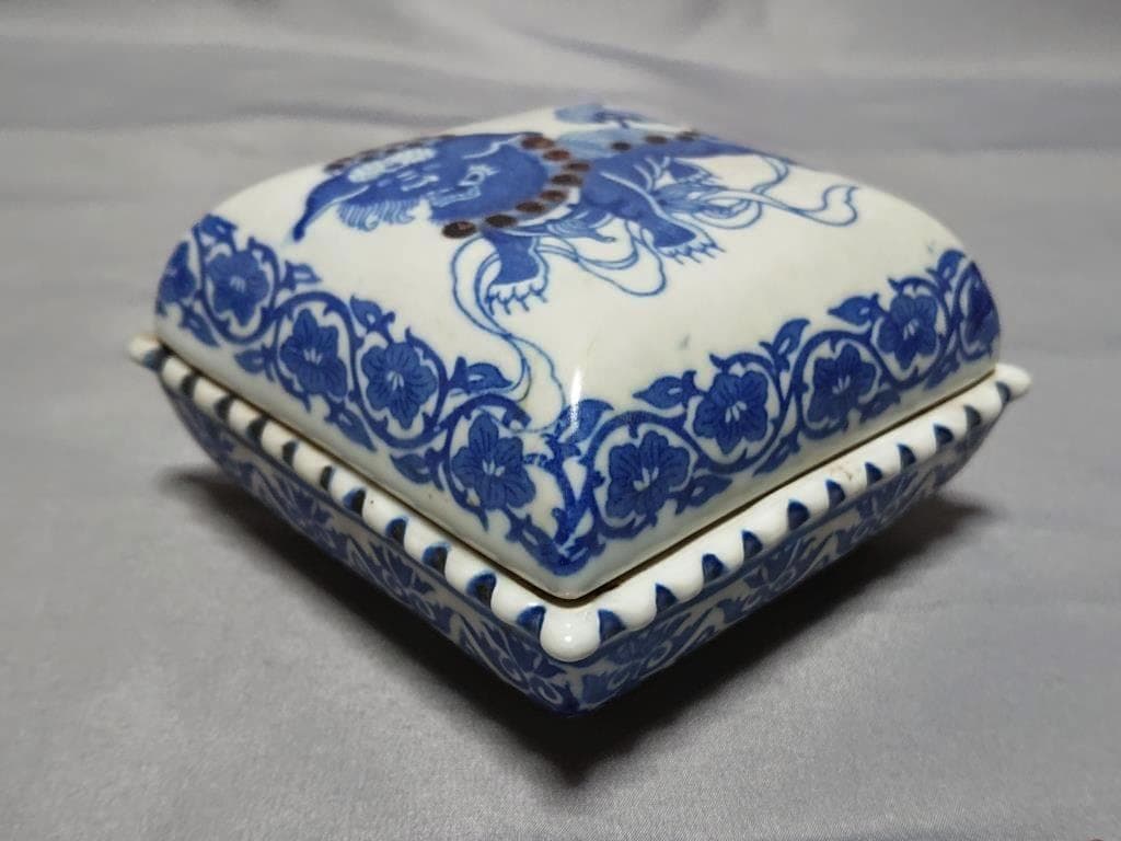 旧家蔵出し　清時代　「大清乾隆年製」在銘　青花獅子文盒子　見込み:唐子図