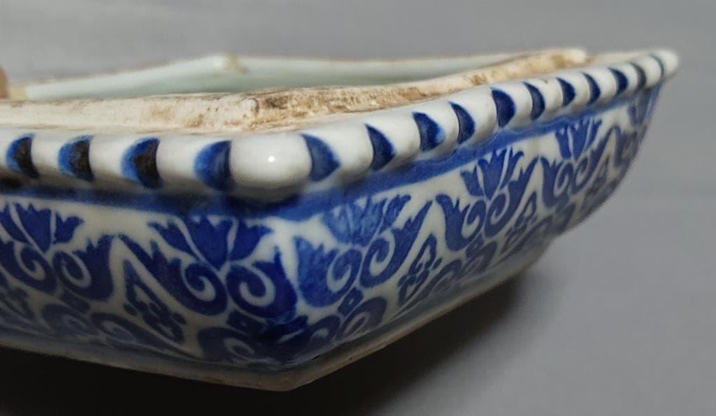 旧家蔵出し　清時代　「大清乾隆年製」在銘　青花獅子文盒子　見込み:唐子図