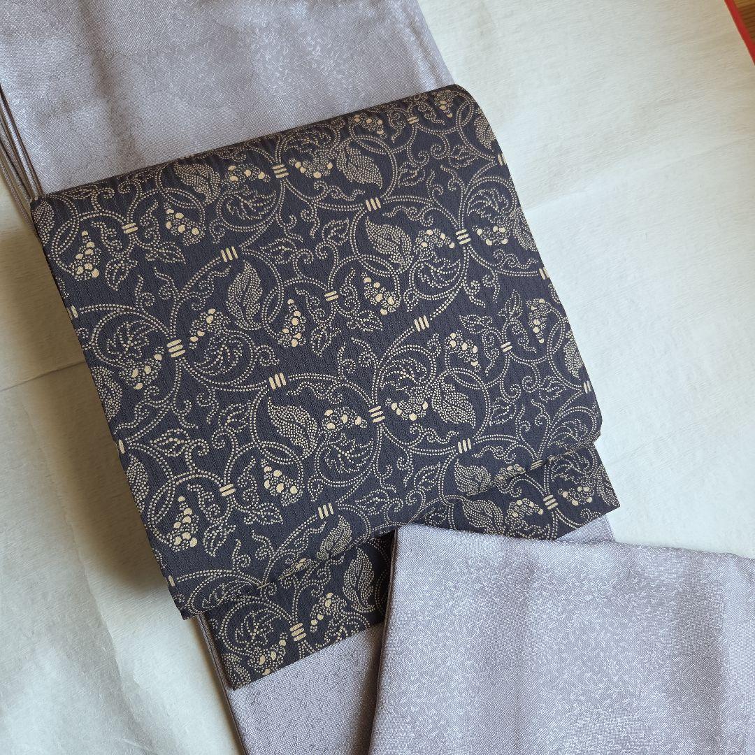 作家物　品のあるシルバーグレー　地紋が美しい雪輪柄の江戸小紋