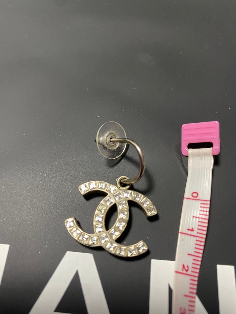 刻印なしのタイプ シャネルのココマークシルバーのラインストーンピアス（片耳用）