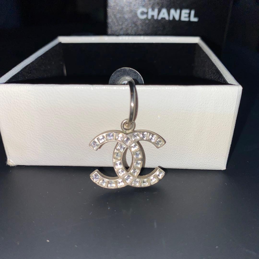 刻印なしのタイプ シャネルのココマークシルバーのラインストーンピアス（片耳用）
