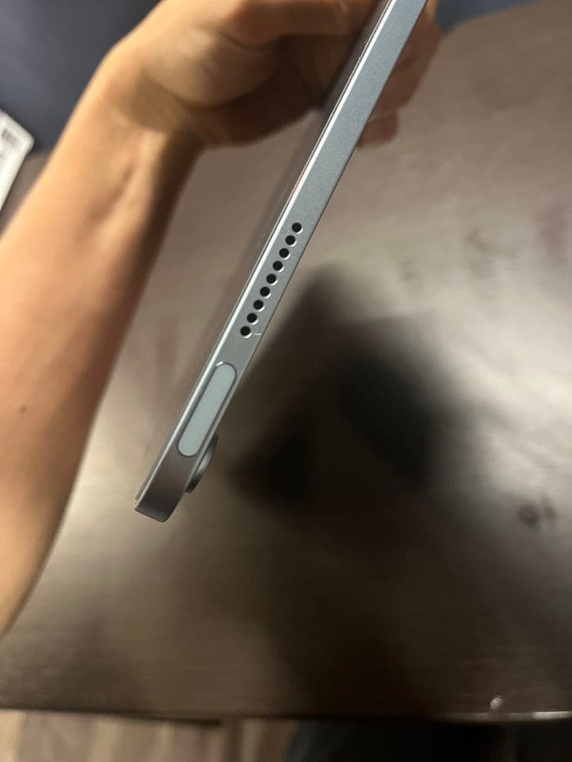 iPad Air 11インチ M2 ブルー 画面ひび割れあり