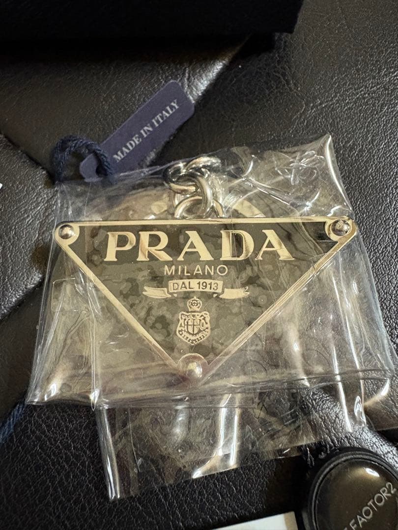PRADA PORTACHIAVI SMALTO キーリング メタル プラダ