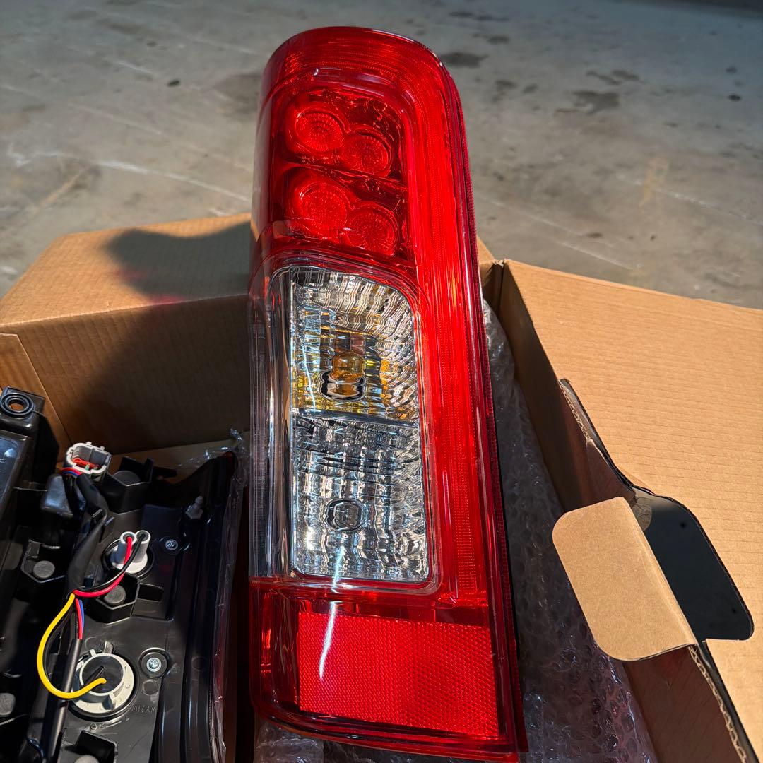 日産NV350テールランプ 赤 2個セット 配線付き