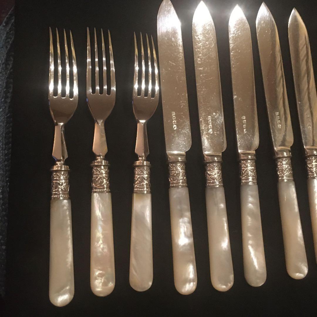 お値下げ　英国製シルバーとマザーオブパールカトラリー12本　葡萄レリーフが美しい