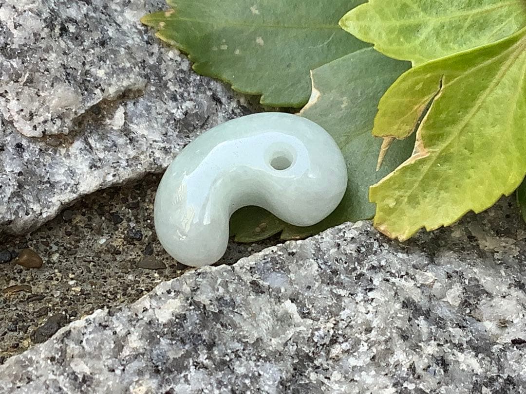 ✳神様からの授かり*糸魚川翡翠勾玉　氷*アイスジェイド外部鑑定鑑別書付　極上品質