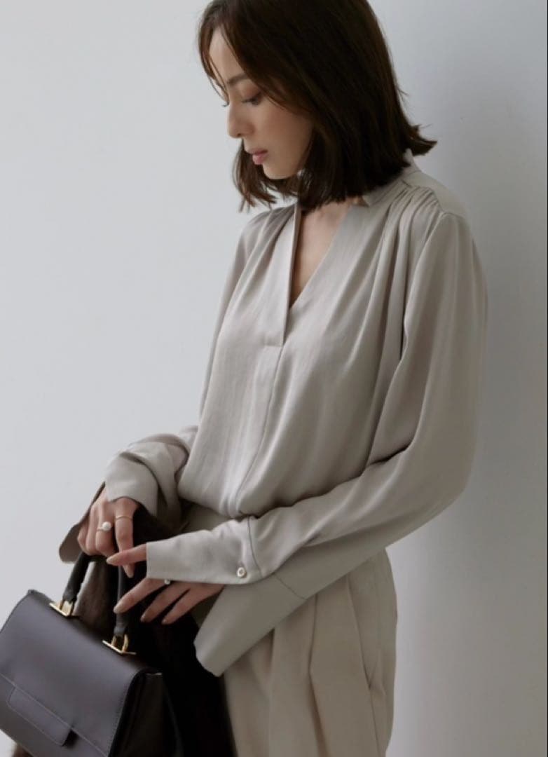 スキッパーネックフロントギャザーブラウス