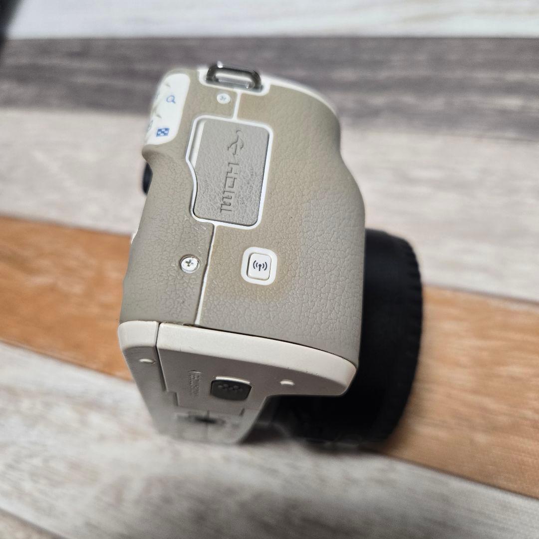 Canon EOS Kiss M ホワイト ジャケット・ストラップ・アダプター付