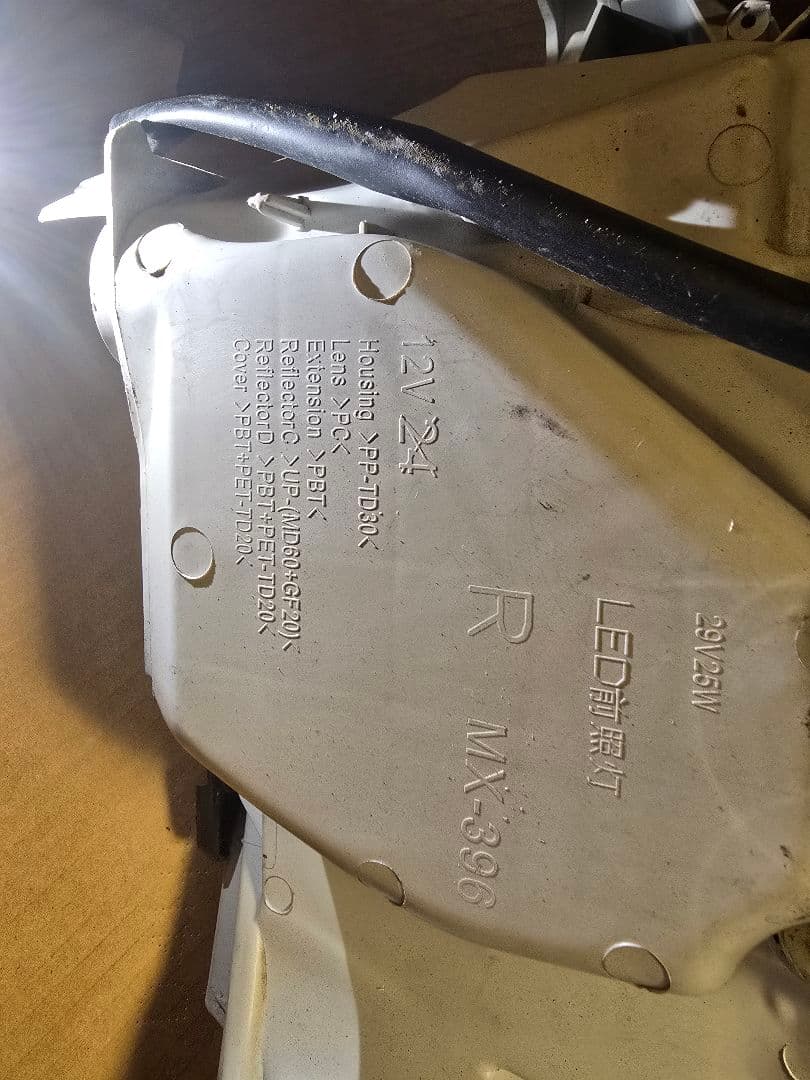 ハイエース　ヘッドライト 右