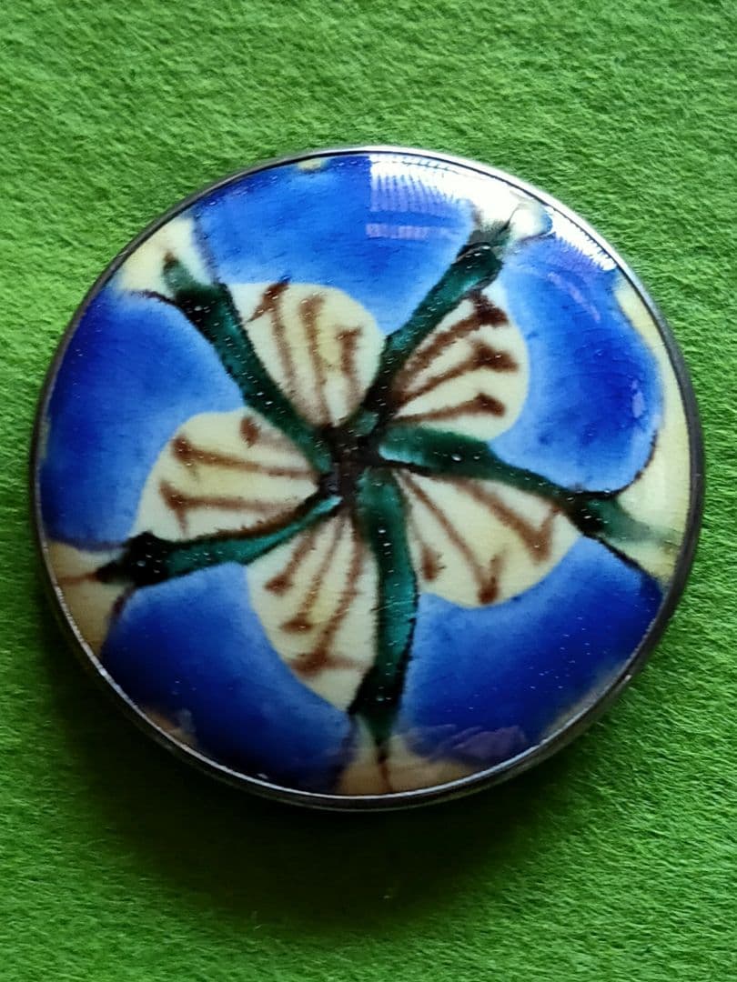 人間国宝 富本憲吉 花紋 帯留め （資生堂共箱）