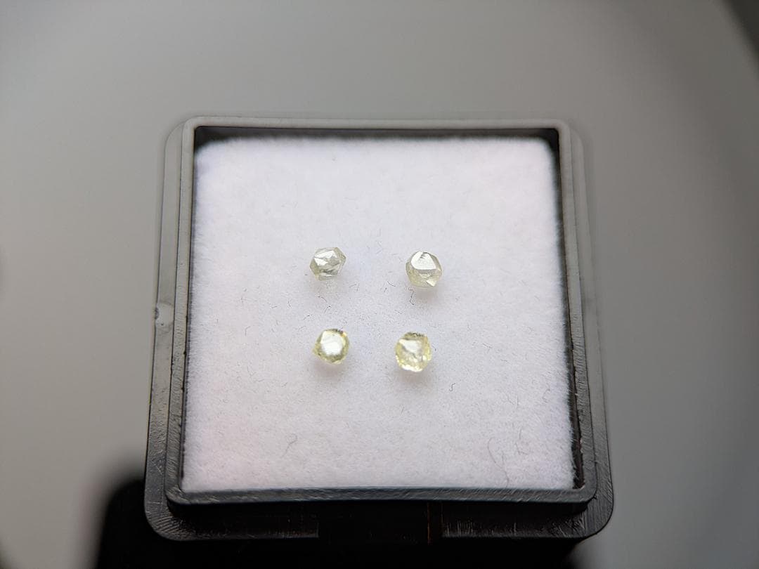 蛍光ダイヤモンド原石４色セット　計0.37カラット　ボツワナ産