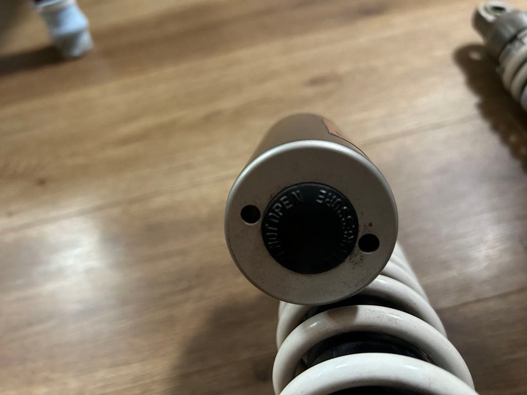 D*n様 WPサスペンション　ホワイトパワー　リアサスペンション　Vmaxから取