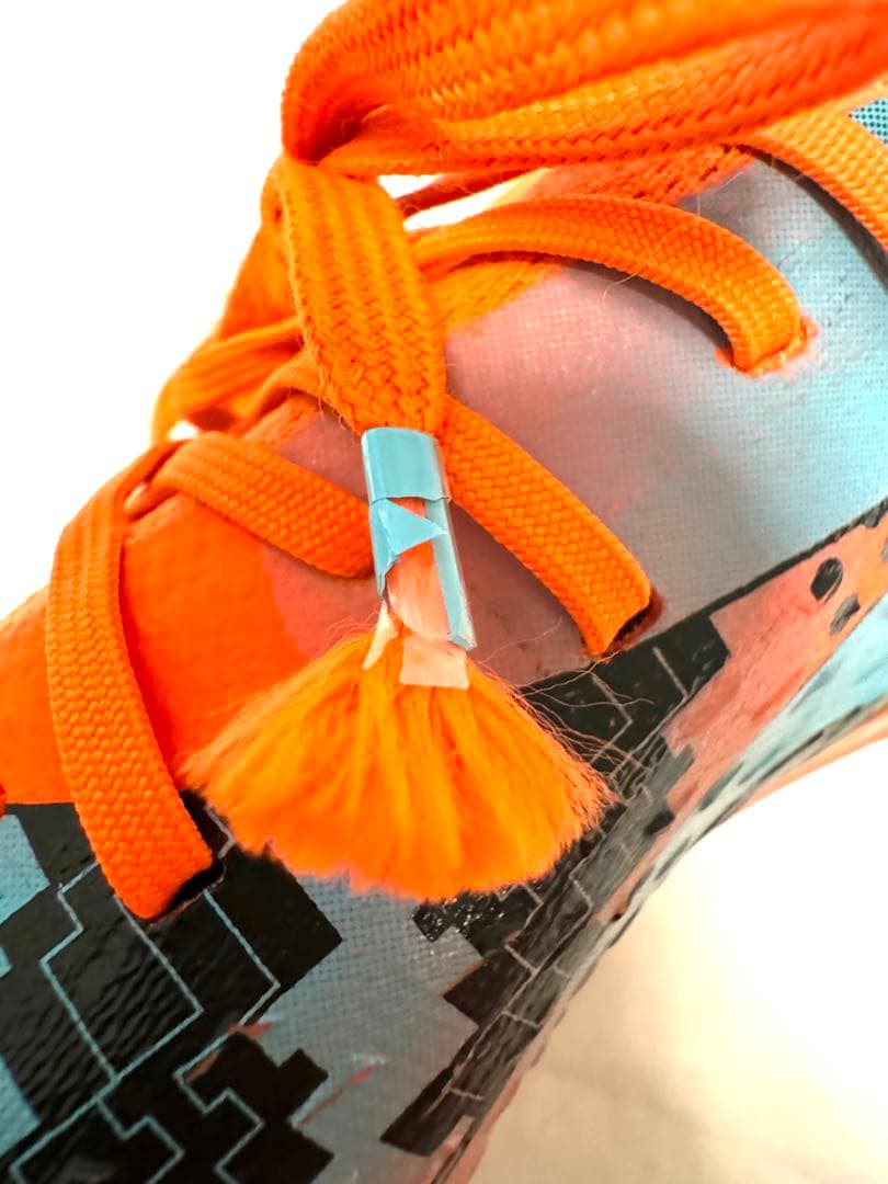 サッカーシューズ オレンジ・黒・青 ストライプデザイン