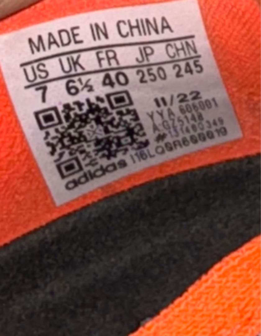 サッカーシューズ オレンジ・黒・青 ストライプデザイン