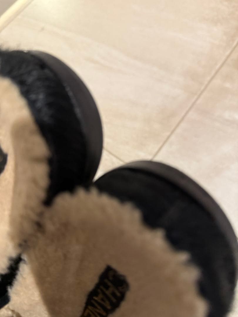 CHANEL ブラックファーミュール