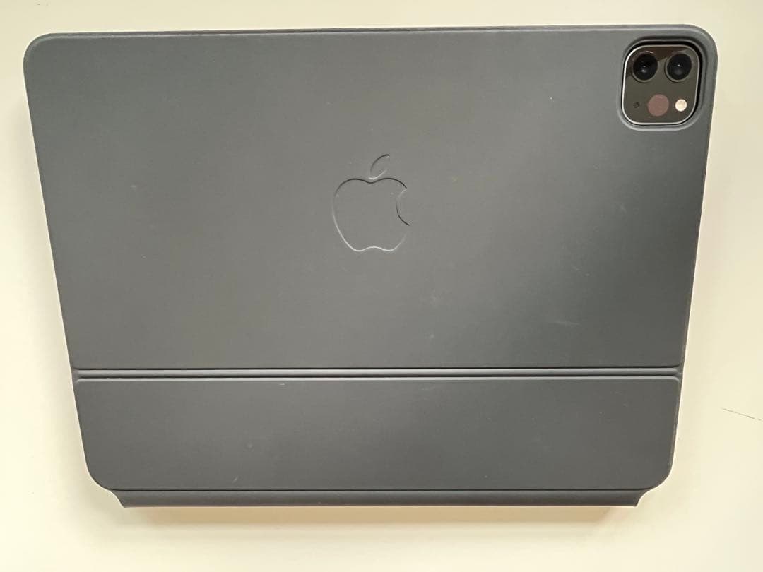 iPad Pro 第3世代　本体とマジックキーボード