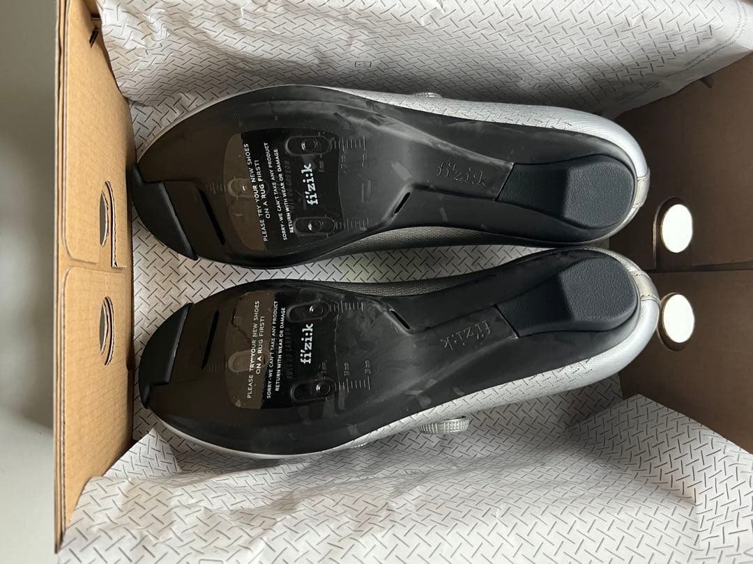 PAS NORMAL STUDIOS fizik Vento シルバー 40.5