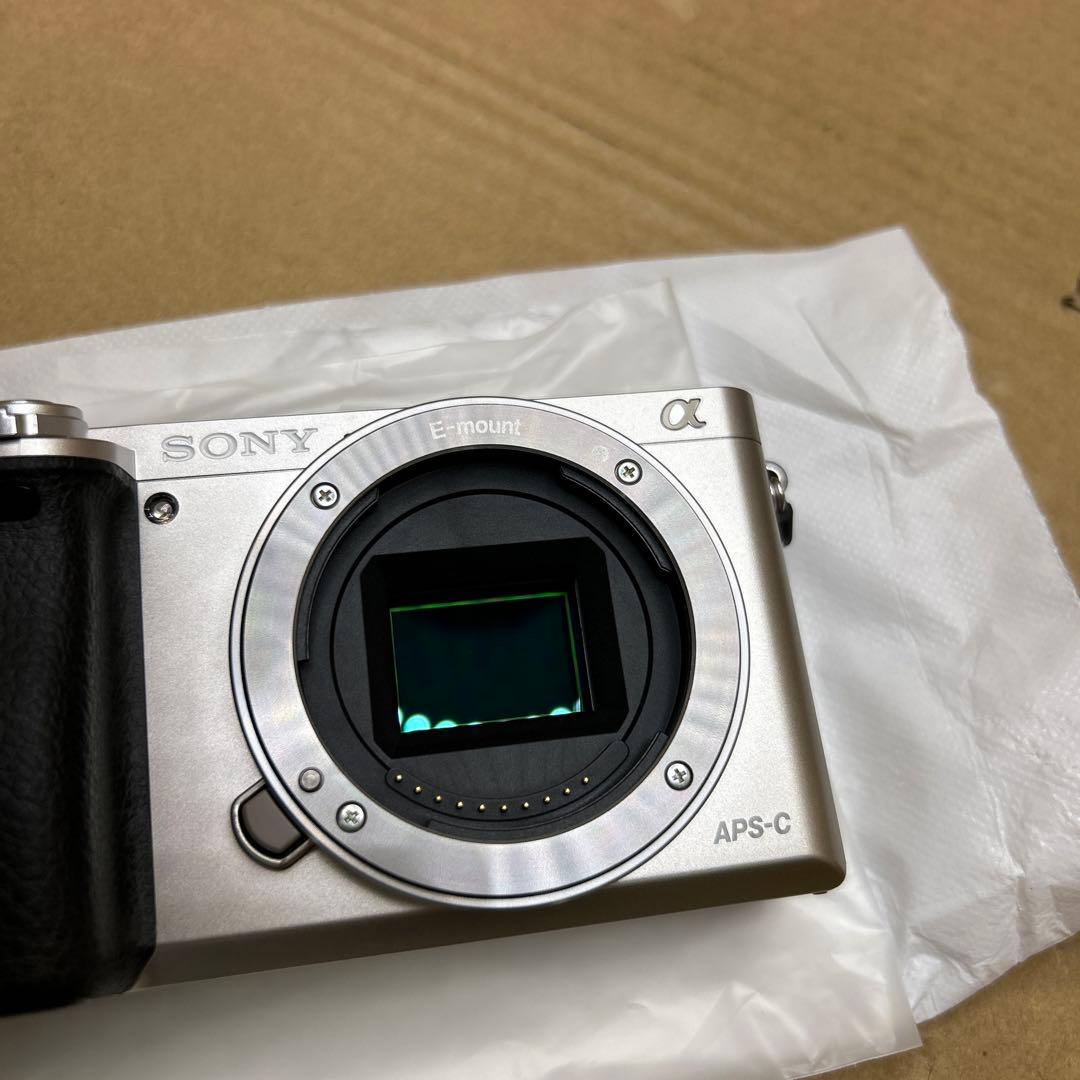 SONY ミラーレス一眼 α6000 ボディ シルバー ILCE-6000 S