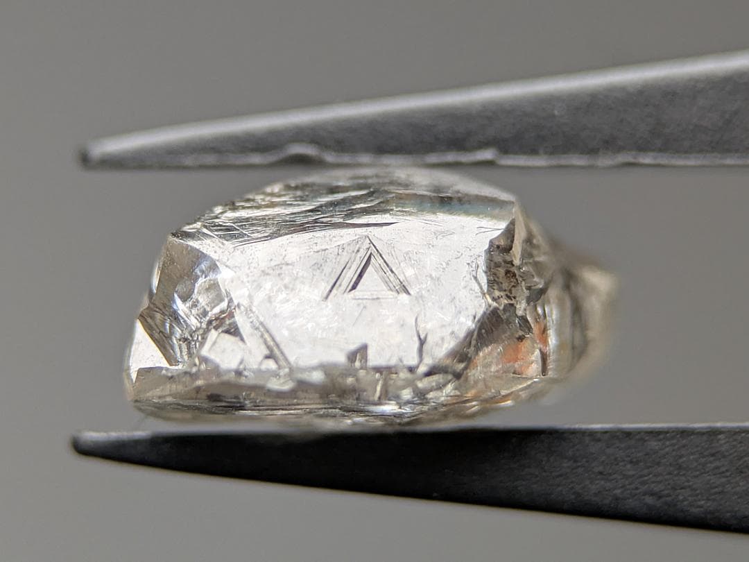 天然ダイヤモンド（トライゴン・蛍光アリ）　2.705カラット