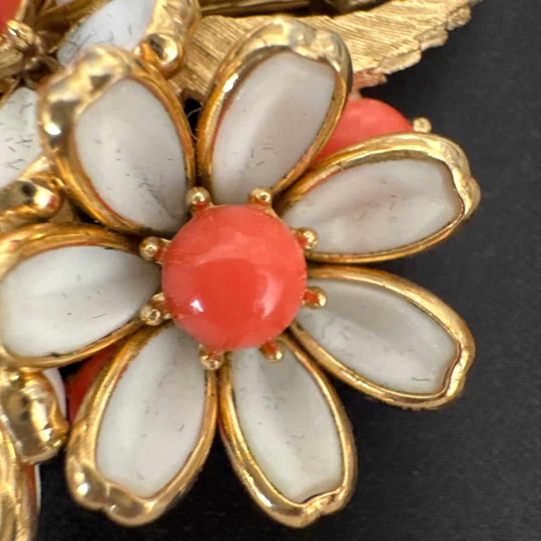 トリファリお花の ブローチ