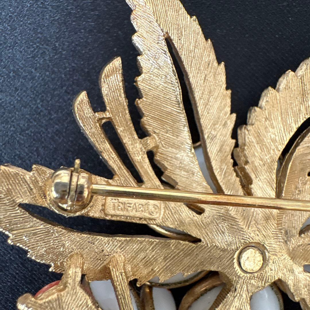 トリファリお花の ブローチ